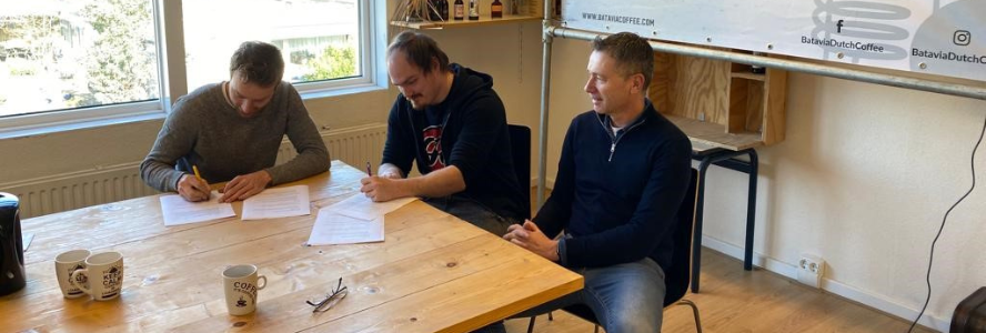 Jits van Batavia Coffee en Nick ondertekenen het contract. Rechts arbeidsconsulent Peter.