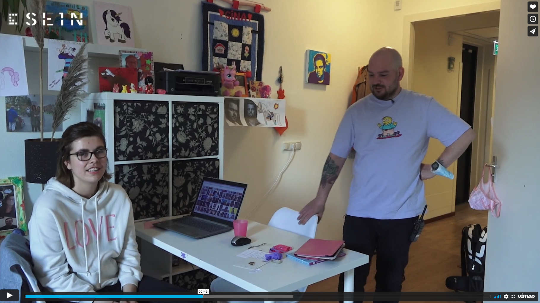 Tom bij een bewoner in de kamer bij SEIN