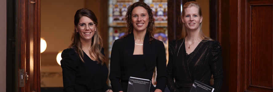 Bianca Berghuis met haar paranimfen met in haar hand haar proefschrift Carbamazepine and Oxcarbazepine Induced Hyponatremia 