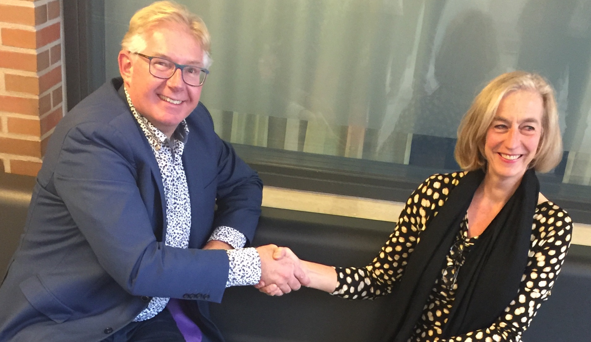 man vrouw hand schudden