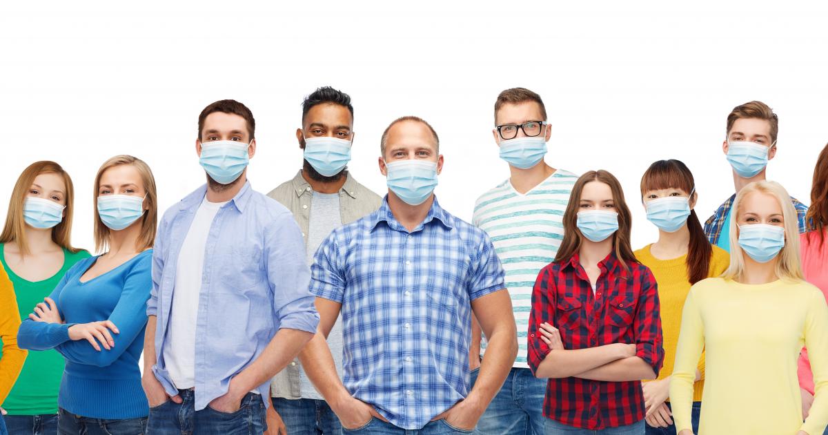 mensen met mondkapjes