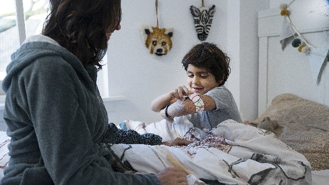 Kind draag Nightwatch in bed