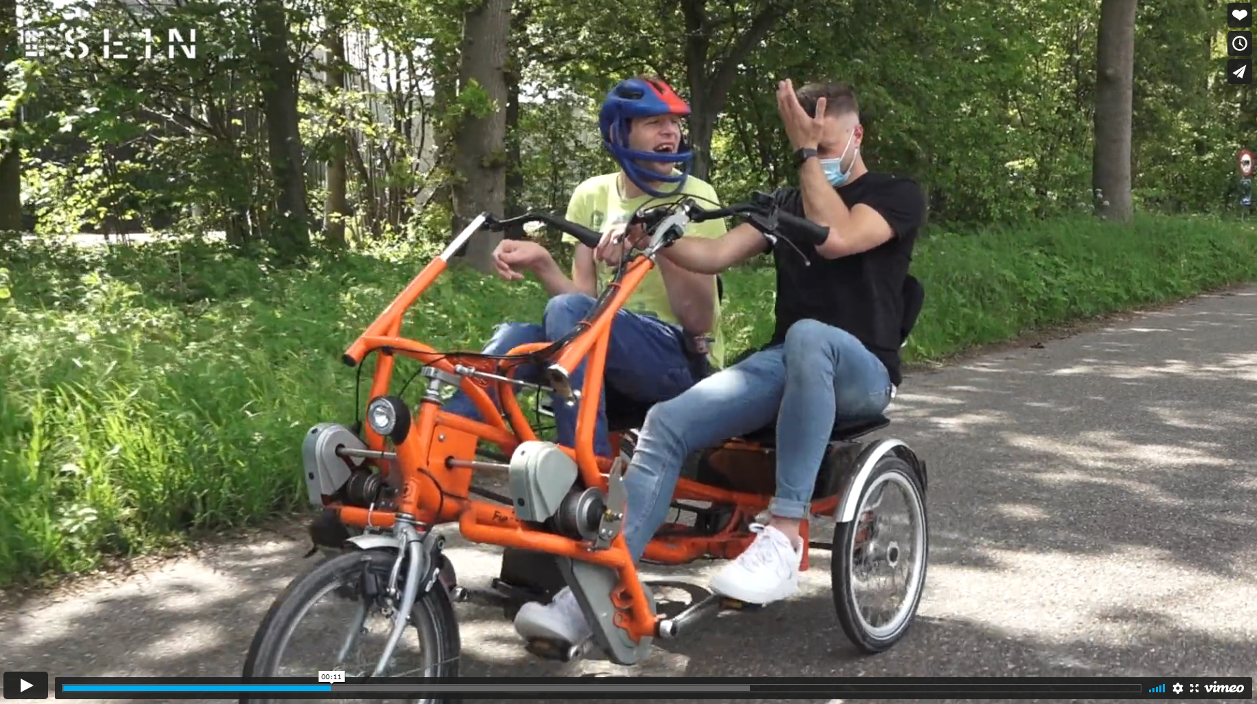 Jeroen met bewoner op duofiets bij SEIN locatie Cruquius