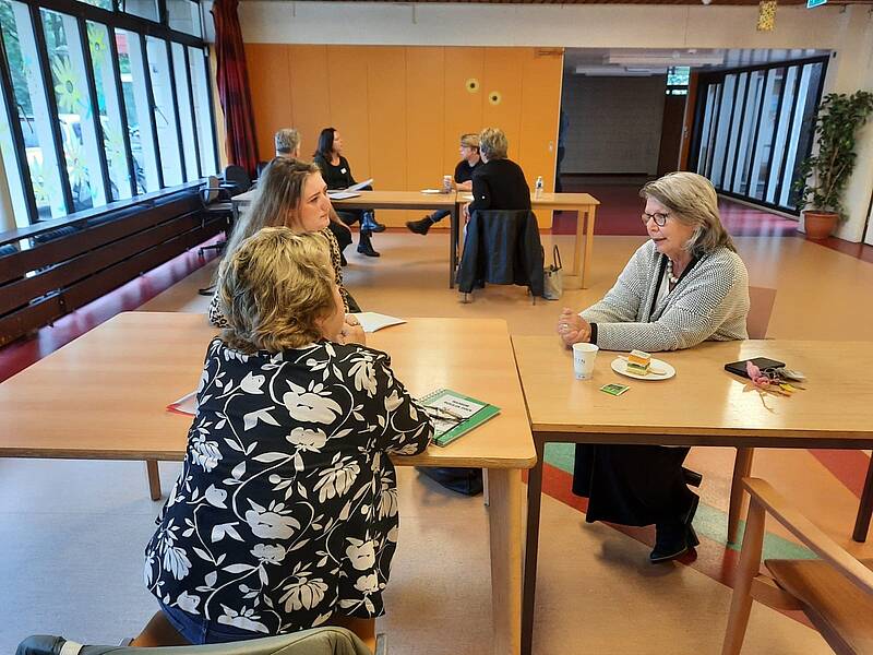mensen gesprek tafel