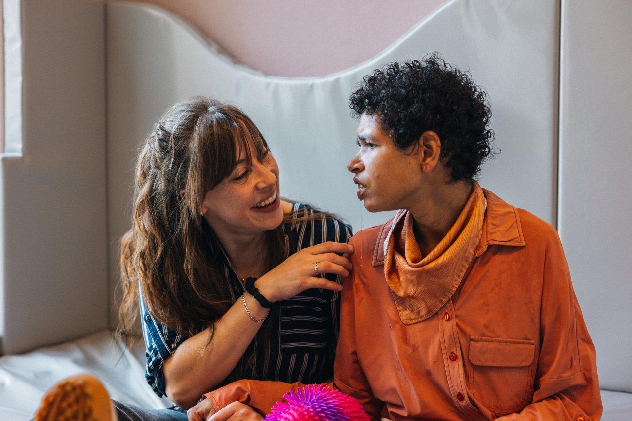 foto van begeleider met client in een snoezelruimte