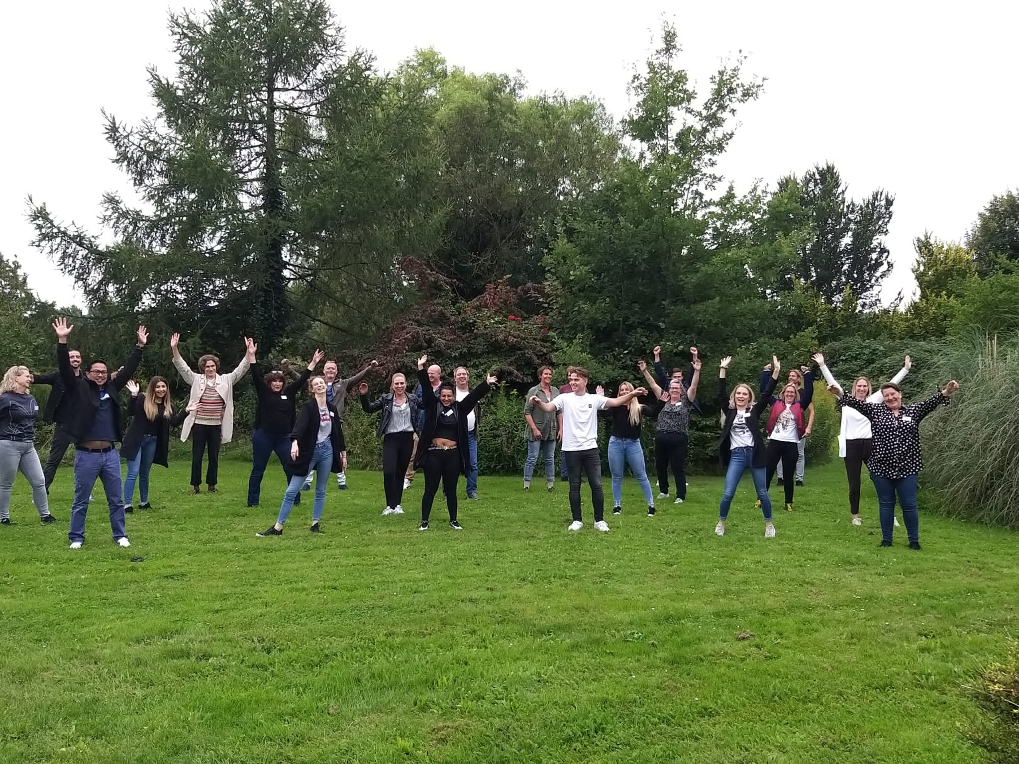 Mensen op een grasveld