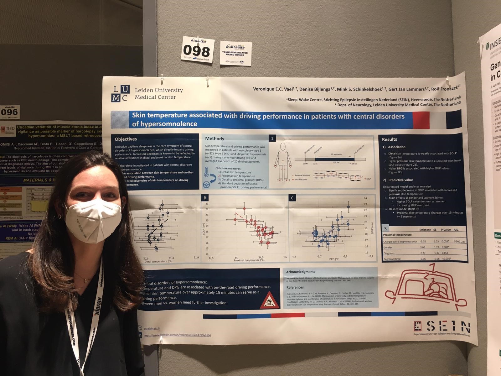 Veronique bij haar posterpresentatie