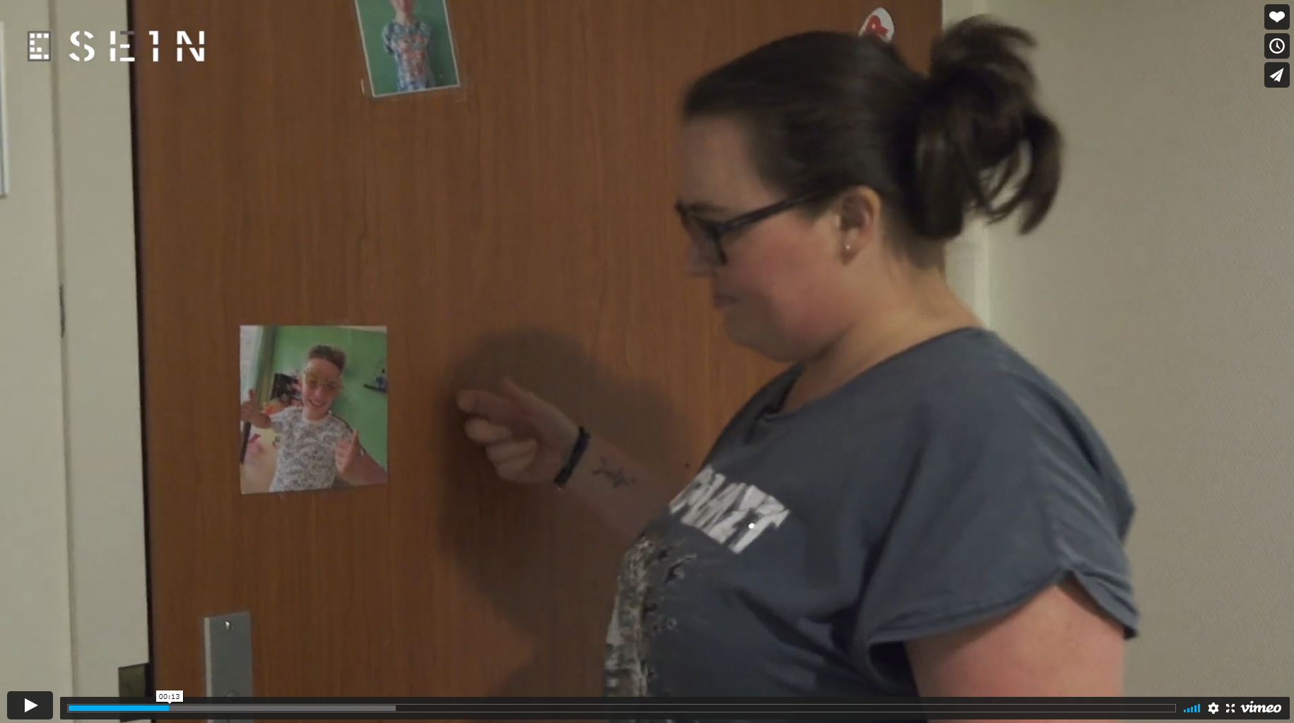 Priscilla klopt op deur bewoner bij SEIN