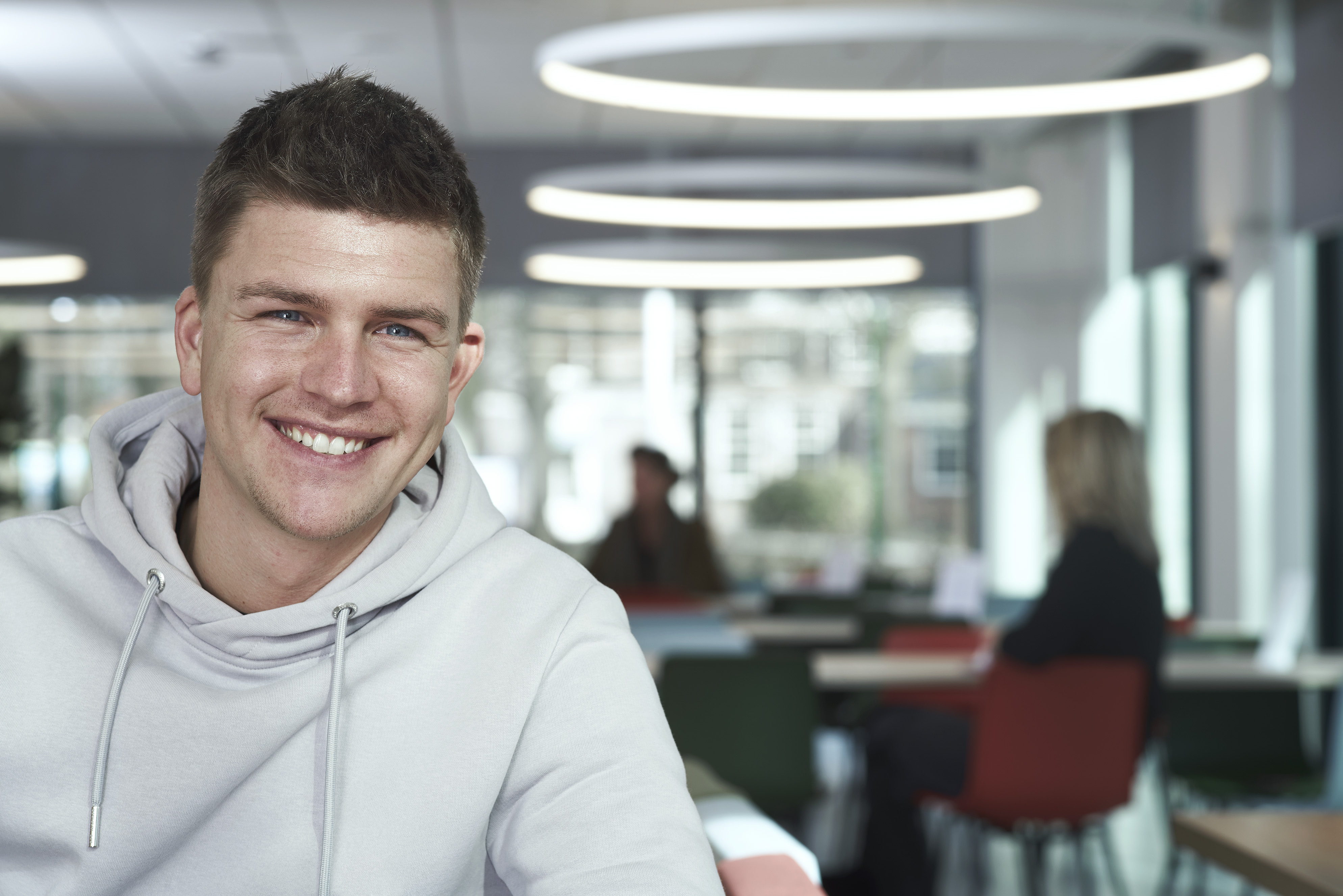 Jongen kijkt in camera