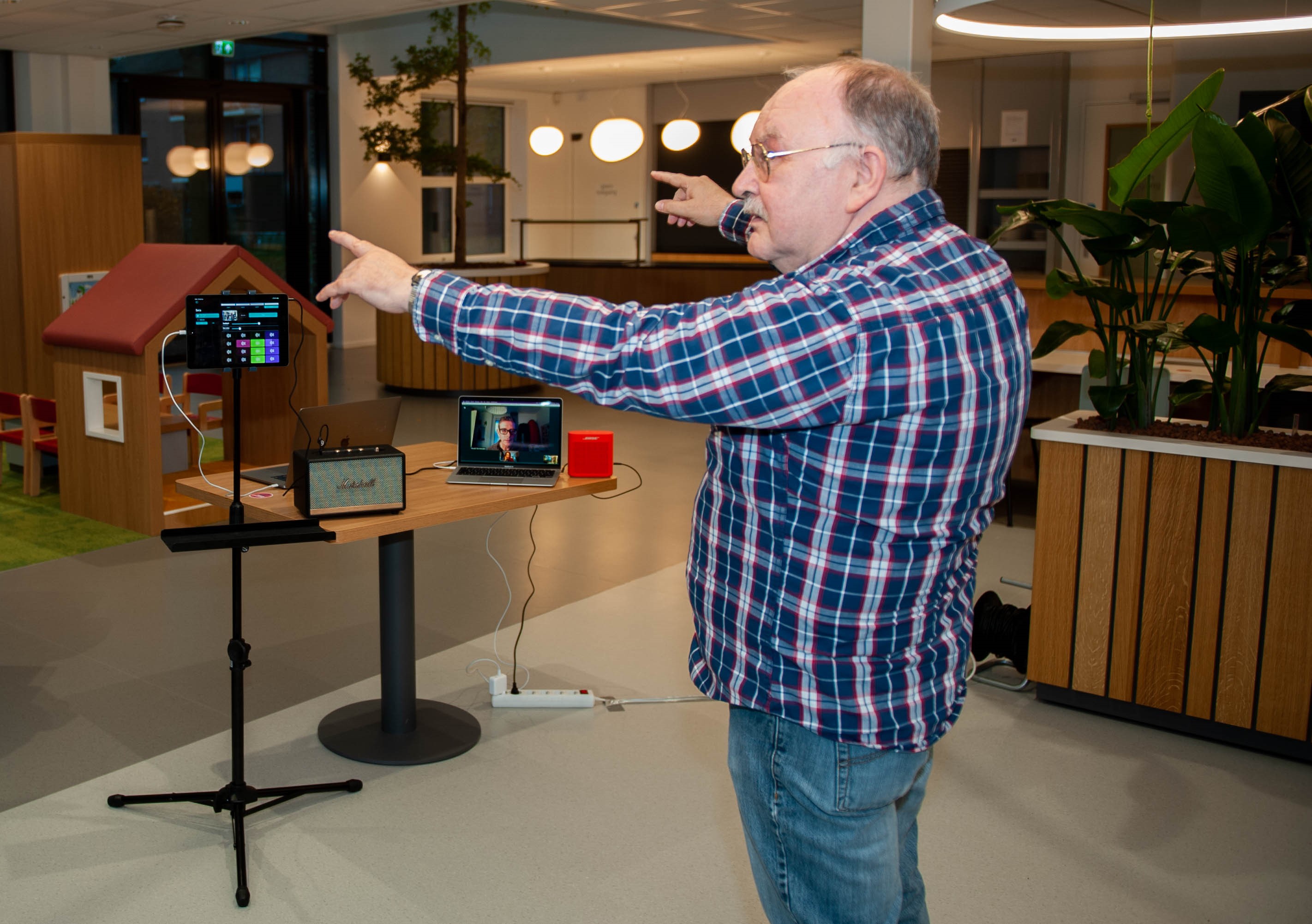 Fred Vonk (bewoner van SEIN) demonstreert nieuwe Symphonic eMontions-app