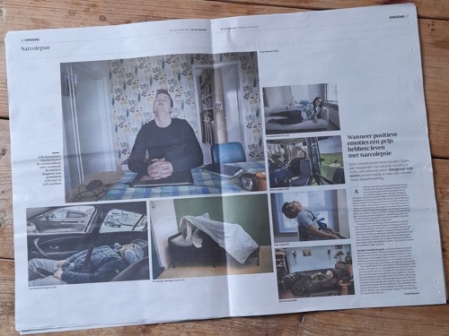 spread in Volkskrant over boek Slaapverwarring Leven met narcolepsie