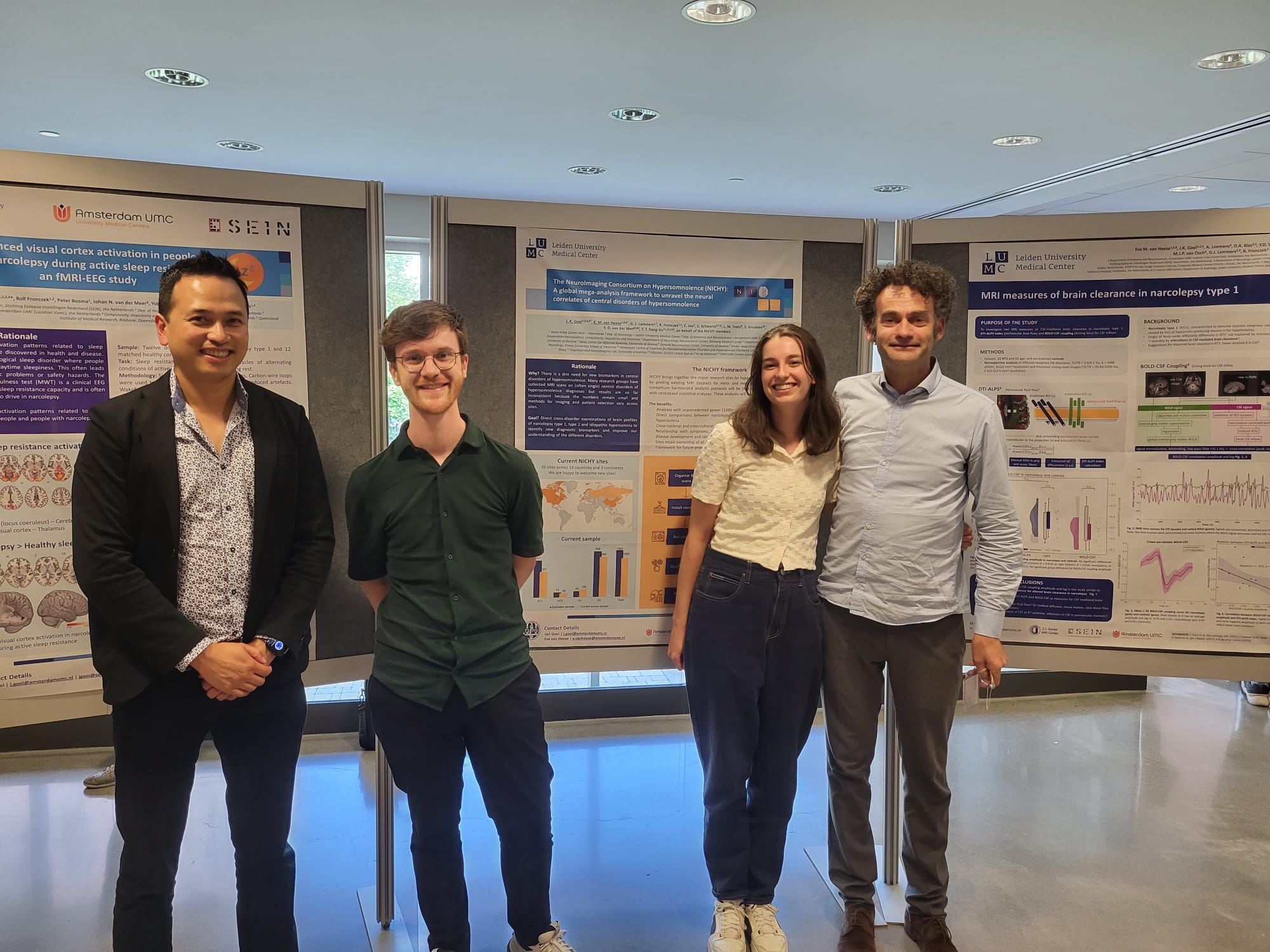 Jari Gool (2e van links) met ander mensen en wetenschapsposters op een congres namens SEIN in Montreal, Canada