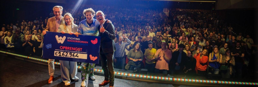 Jochem Myjer haalt een enorm bedrag op voor Stichting Wakker Worden Wakker Worden