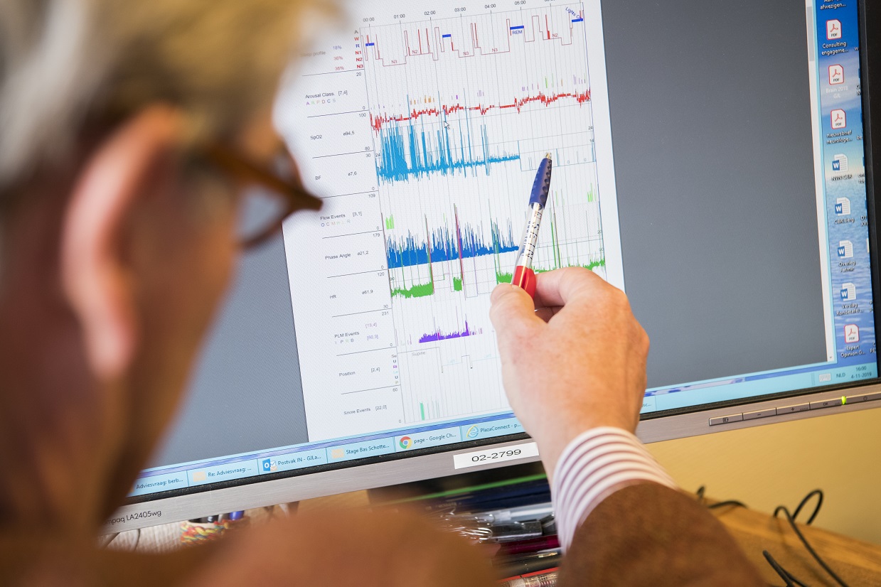 patiënt in gesprek met behandelaar