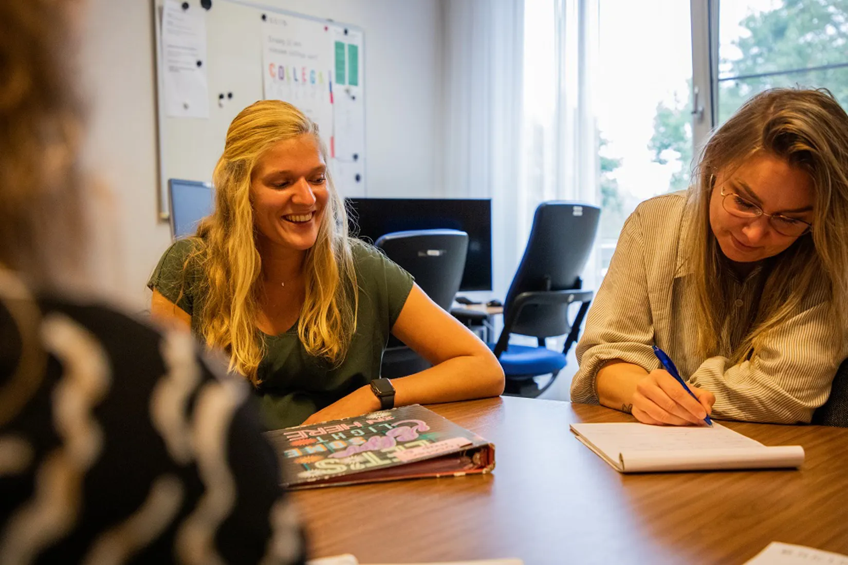 Fleur als coördinator woonzorg in gesprek met collega's bij SEIN woonzorg in Cruquius