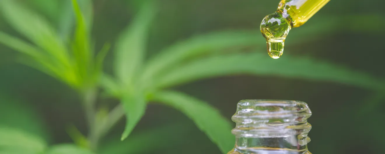flesje cannabidiol (CBD) ter illustratie voor het nieuwe onderzoek naar het gebruik hiervan bij kinderen met epilepsie