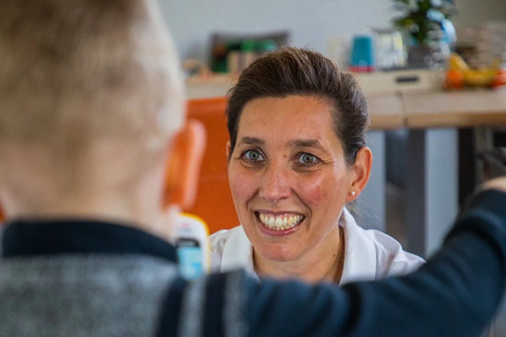 Annemiek in actie als verpleegkundige met een jonge patiënt