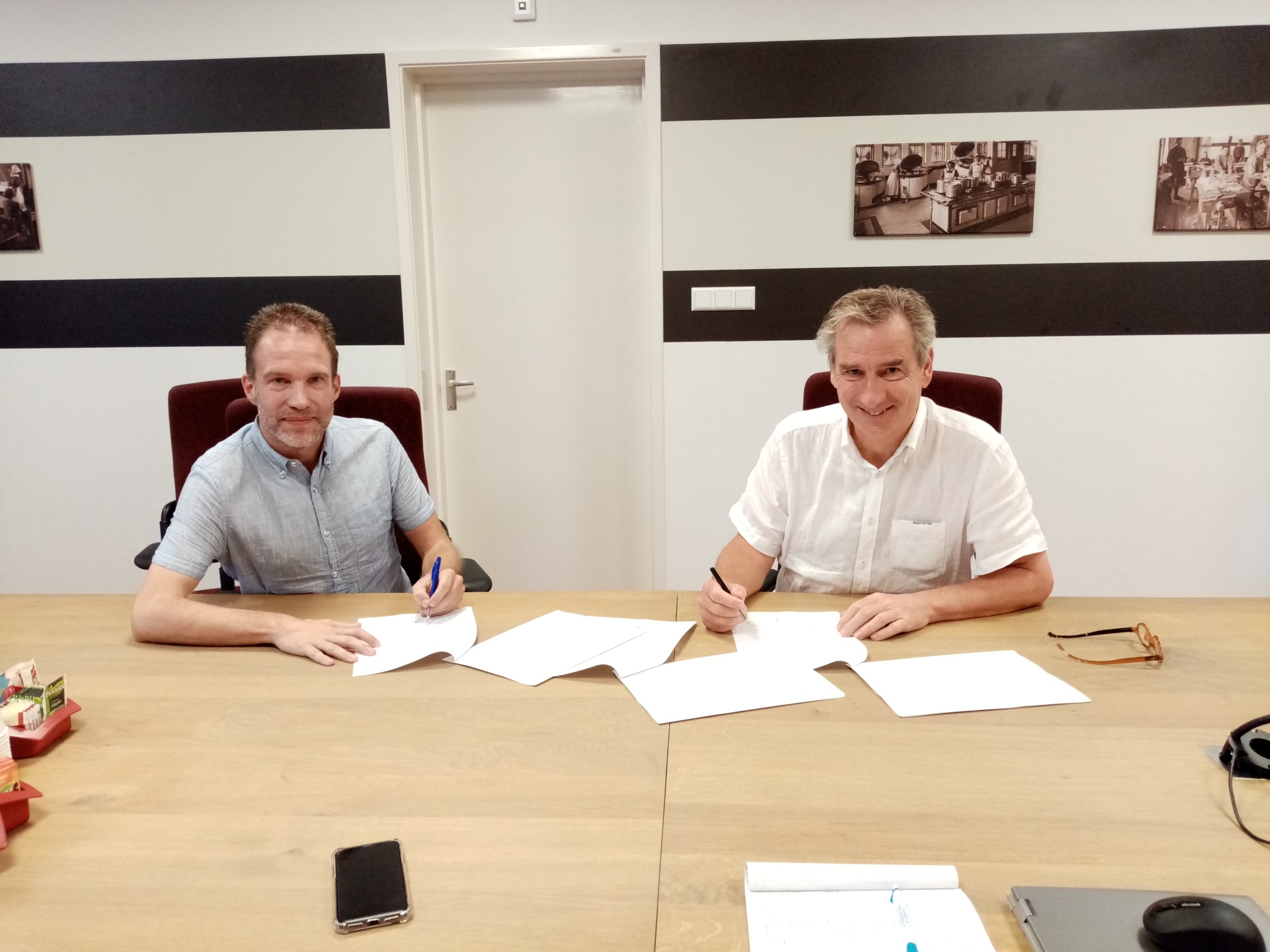 Twee mannen aan bureau